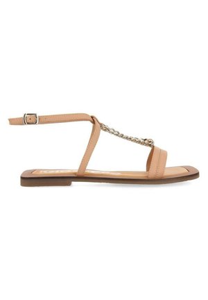 Sandalias planas color coñac con un detalle de cadena metálica, que cuentan con finas tiras ajustables y una plantilla de textura suave. Diseño minimalista con punta rectangular.