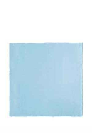 Carré de tissu bleu clair avec une texture lisse, posé à plat sur un fond blanc.