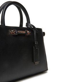 Borsa a mano in pelle nera con forma strutturata, caratterizzata da un'accentuazione in metallo color oro e un'etichetta. Sono visibili manici corti e un elemento di branding frontale.