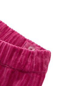 Fuchsia Cord-Transport gewebter Stoff mit gerippter Struktur. Verfügt über einen gerafften Bund und einen transparenten Knopfverschluss für einen sicheren Halt.