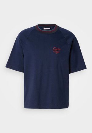 T-shirt de algodão azul-marinho com mangas curtas, gola redonda e detalhes em bordô. Apresenta o logo bordado "Calvin Klein" no peito esquerdo.