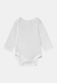 Långärmad vit bodysuit i mjuk bomull. Har en rund halsringning och tryckknappslås i botten. Slät yta, utan mönster.