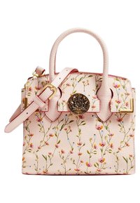 Roze leren handtas met bloemenpatroon, gouden hardware, bovenhandle en verstelbare schouderriem. Beschikt over een decoratieve sluiting en een gestructureerde afwerking.