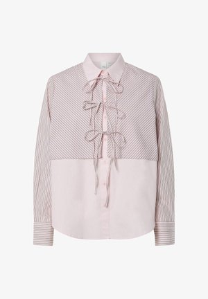 Långärmad skjorta med en ljusrosa bas och randiga detaljer, knapplåsning fram och en dekorativ snörning vid kragen.