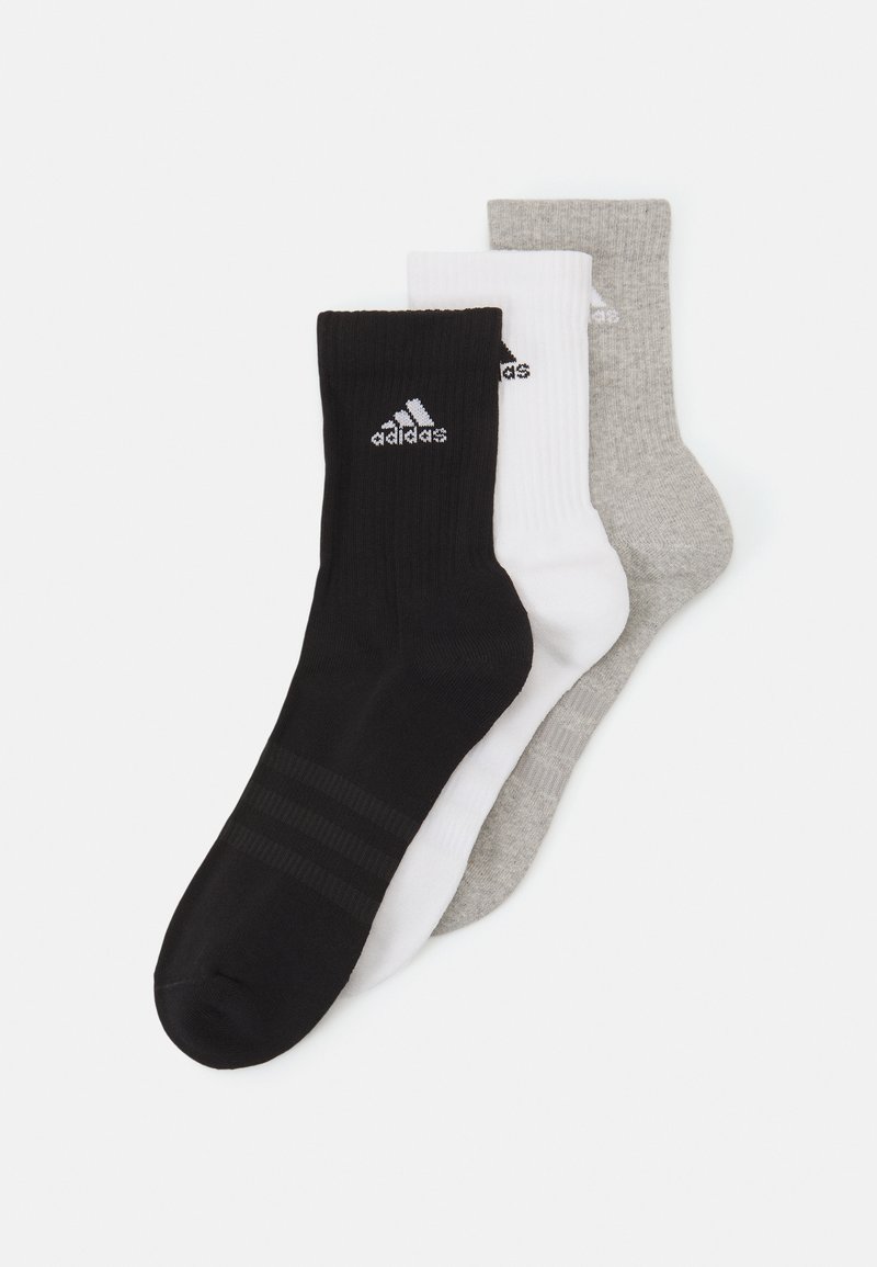 Trys poros tinklinio kojinių: juodos su juostelėmis, baltos ir šviesiai pilkos. Kiekvienoje yra kontrastingas baltas Adidas logotipas.