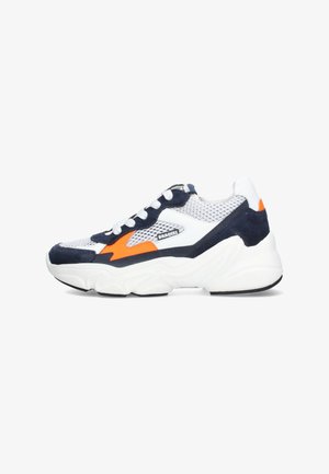 Witte sneaker met marineblauwe en oranje accenten, van mesh en suède materialen, dikke witte zool en het logo "BRAQEEZ" aan de zijkant.