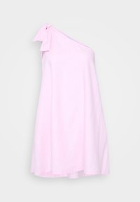 Vestido rosa de un solo hombro con un detalle de lazo en el hombro, hecho de una tela ligera, que presenta una silueta fluida en forma de A.