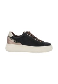 Sneakers in pelle nera con suola bianca spessa, dettagli metallici, lacci con stampa leopardata e una striscia nere e oro lucido sul retro.