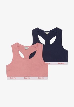 To sports-bher: en i myk rosa og en i marineblå. Begge har racerback-design og en hvit elastisk kant med "Bench."-logo. Laget av stretchy materiale.