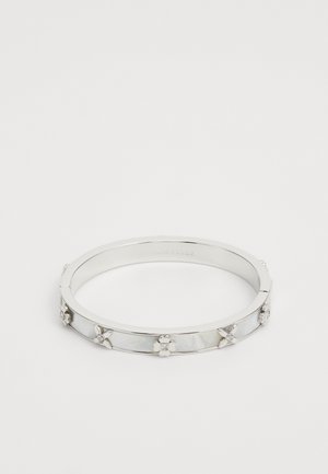 Silberarmreif mit Perlmutt-Einlage und kleinen, gleichmäßig verteilten Metallakzenten in Form von Blumen und Schmetterlingen.