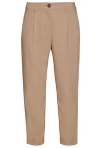 Pantalones beige de talle alto con plisados frontales, cinturas con pasadores, cierre de botón y piernas ajustadas sobre un fondo blanco.