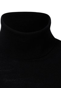 Zwarte geribbelde trui met col dichtbij gefotografeerd op een witte achtergrond.