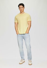 s.Oliver MIT CREW NECK UND LOGO - T-shirt basic - hellgelb
