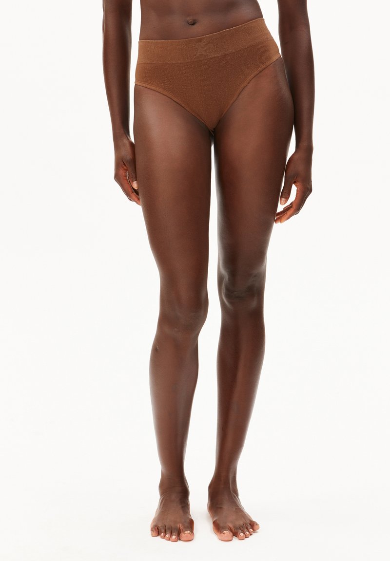 Bruine bikinislip met hoge taille, gemaakt van zachte, getextureerde stof, met een brede elastische tailleband en standaard uitgesneden pijpen.