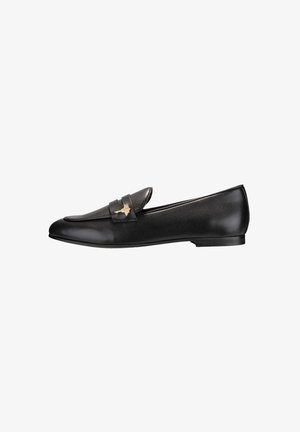 Mocasín de cuero negro con un diseño elegante, punta redondeada y una correa decorativa que presenta un detalle en dorado. Textura suave, tacón bajo.