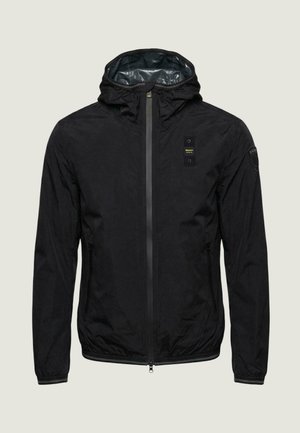Czarna kurtka z kapturem na zamek błyskawiczny, z elastycznymi mankietami, dwoma bocznymi kieszeniami oraz małymi naszywkami z logo na piersi i górnej części rękawa.