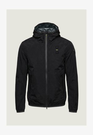 Czarna kurtka z kapturem na zamek błyskawiczny, z elastycznymi mankietami, dwoma bocznymi kieszeniami oraz małymi naszywkami z logo na piersi i górnej części rękawa.