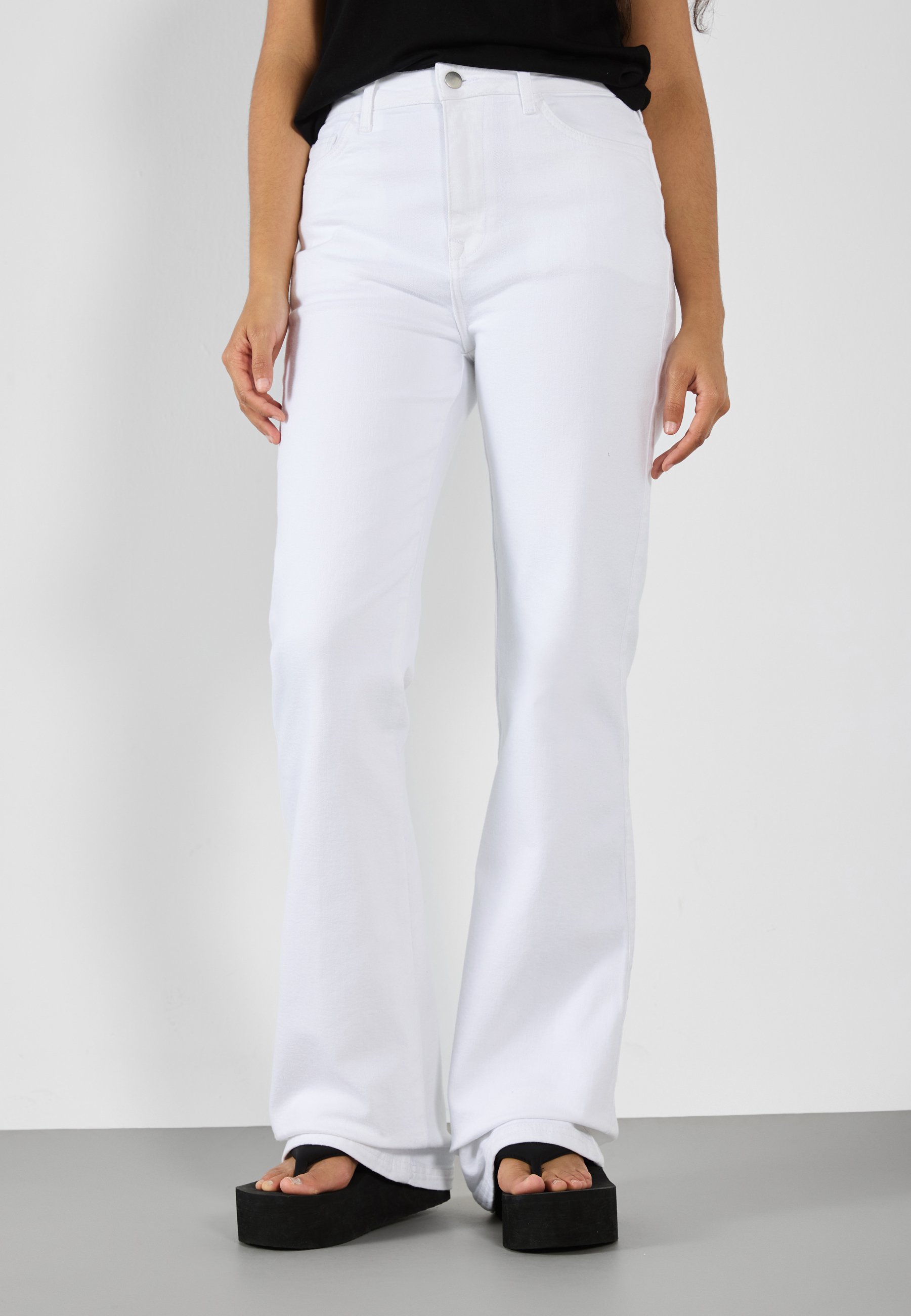 Even&Odd Tall Flared Jeans - white denim - Zalando.co.uk