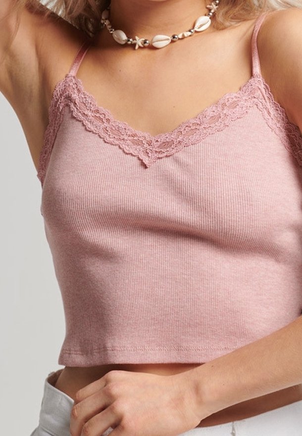 Top court rose en maille côtelée avec dentelle au niveau du col et bretelles réglables fines, arborant un design ajusté et une texture douce.