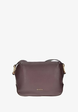 Borsa a tracolla in pelle bordeaux con hardware in tonalità oro, texture liscia, chiusura con zip e logo "BIASIA" impresso sul fronte.
