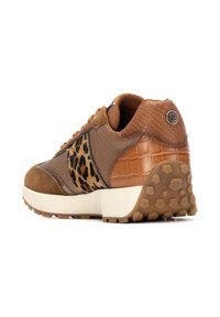 Zapatilla marrón con estampado animal, cuero sintético texturizado y suela acolchada de diseño grueso. El tacón en forma de bota añade estabilidad.