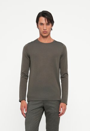 Langekoot, ronde hals shirt in donker olijfgroene stof, met ribbeltextuur en een effen ontwerp, gecombineerd met grijze, gestreepte broek.