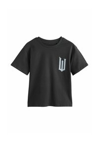 Mustast puuvillast lühikeste varrukatega T-särk, ümar kaelus ja vasakul rinnal hõbedane embleem, mis meenutab tähte 'W'.