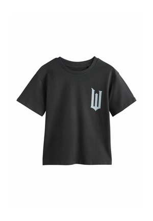 Mustast puuvillast lühikeste varrukatega T-särk, ümar kaelus ja vasakul rinnal hõbedane embleem, mis meenutab tähte 'W'.