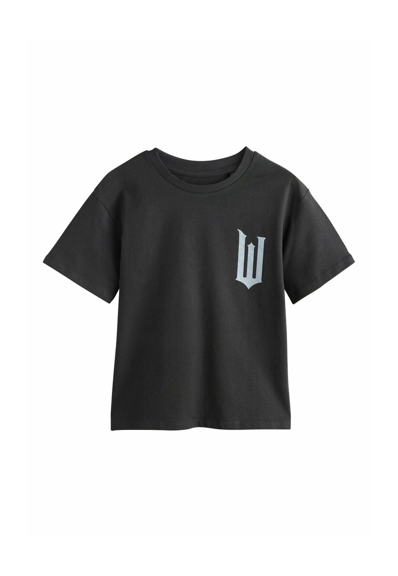 Mustast puuvillast lühikeste varrukatega T-särk, ümar kaelus ja vasakul rinnal hõbedane embleem, mis meenutab tähte 'W'.