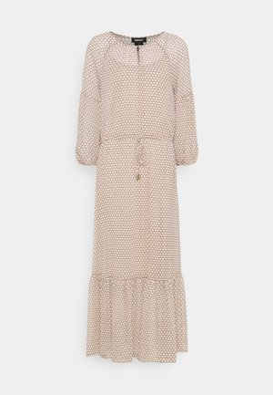 Długa beżowa sukienka z brązowym wzorem fal, rękawy o długości do połowy łokcia z bufkami, okrągły dekolt z wycięciem i troczkiem w talii, rozszerzany dół.