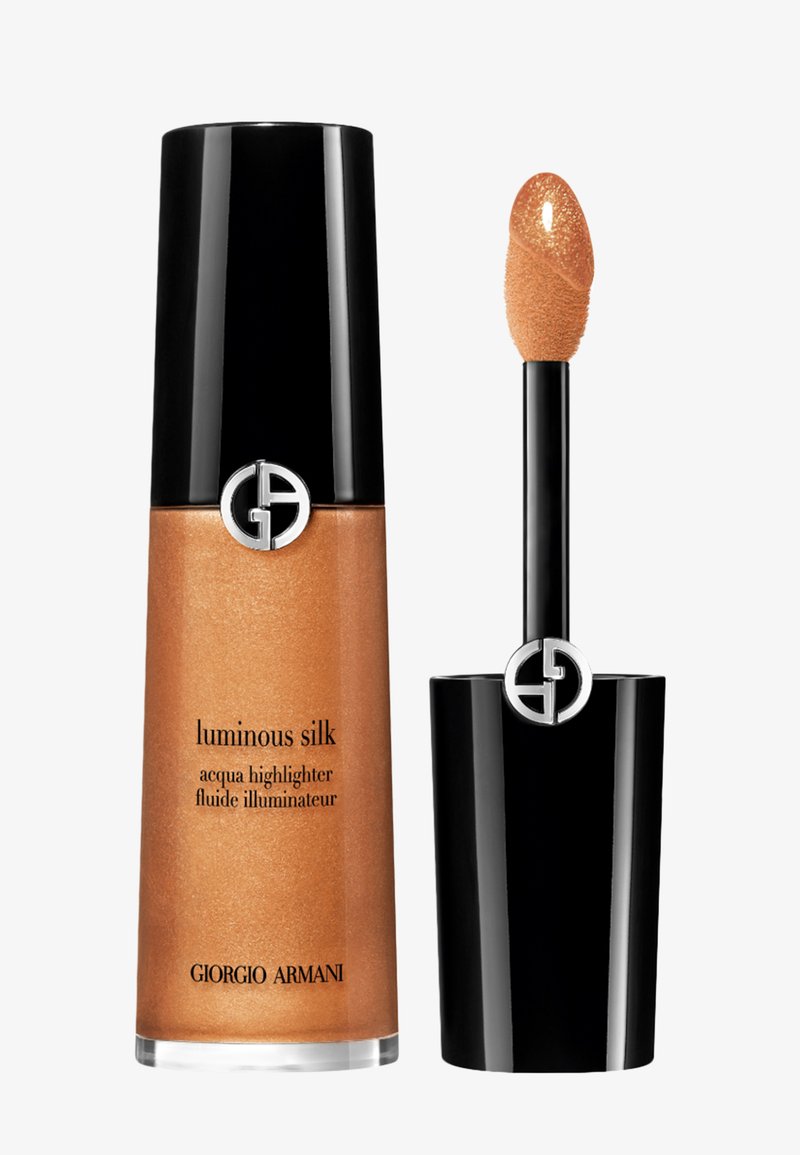 Giorgio Armani Luminous Silk flytende highlighter i en svart beholder med en sølvlogo. Har en myk applikator med gylden glans.