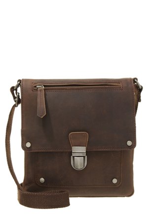 Brun læder crossbody taske med frontklap, metal spænde, lynlås lomme og justerbar stof skulderrem.
