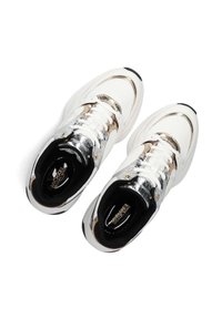 Witte sneakers met zilveren metallic accenten, bovenwerk van geprofileerd mesh, zwarte binnenvoering en een opvallend merkembleem op de binnenzool.