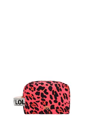 Neceser de maquillaje rosa con estampado de leopardo negro, con forma estructurada, cierre de cremallera y asa de marca. Fabricado en tejido texturizado.