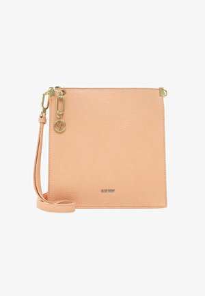 Borsa a tracolla in pelle pesca con superficie testurizzata, dettagli in metallo dorato, tracolla regolabile e logo sul fronte.