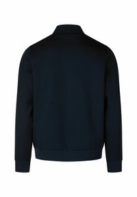 Donkerblauwe hoodie met een hoge kraag, lange mouwen, geribbelde manchetten en zoom, met een soepele stoftextuur en zonder zichtbare patronen of details.