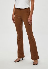 Minus - MICARMA FLARED PANTS - Püksid - walnut brown Väikepilt 1