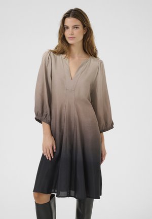 Robe dégradée beige à noir avec un décolleté en V, des manches bouffantes, un tissu léger et une silhouette fluide.