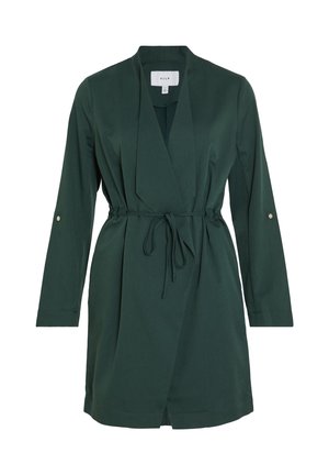 Jachetă verde, cu mâneci lungi, curea la talie și o mică deschidere frontală. Material moale, cu o textură netedă și un design simplu.