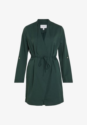 Roheline ümbritseva jakiga pikkade varrukatega, sidumisvööga ja väikese ees lõhikuga. Pehme kangas sileda tekstuuriga ja lihtsa disainiga.