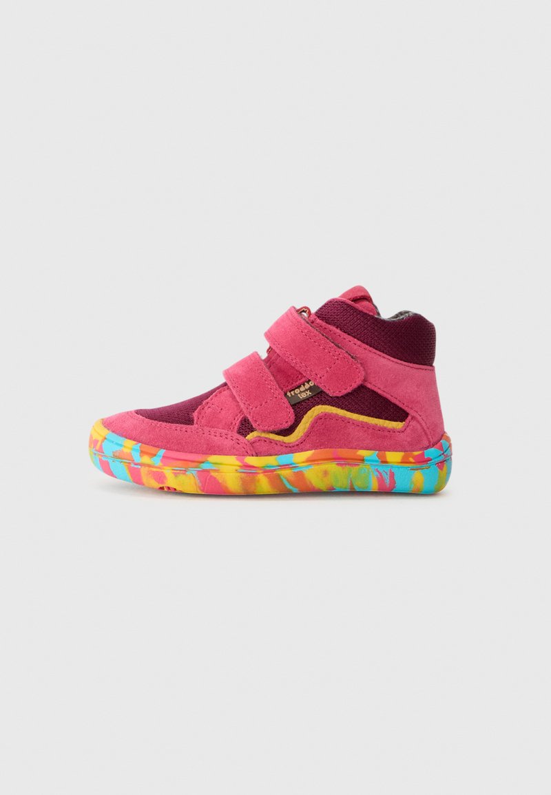 Rosa High-Top-Sneaker mit Klettverschluss, ausgestattet mit einer bunten, gemusterten Sohle in Blau-, Gelb- und Grüntönen. Aus Wildleder und Mesh-Material.