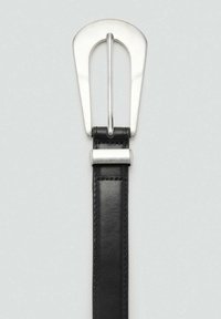 Czarny skórzany pasek z szeroką srebrną metalową klamrą. Klamra ma prostokątny kształt z centralnym zębkiem i gładką powierzchnią.