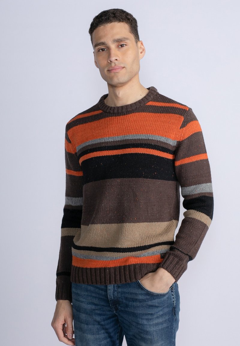Gebreide trui met verticale strepen in oranje, zwart, grijs, beige en bruin. Ribbelboord bij de hals en manchetten, casual pasvorm, textuurstof.