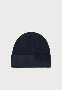 Gorro de malha azul marinho com textura canelada, apresentando uma bainha dobrada e um topo liso, adequado para climas frios.
