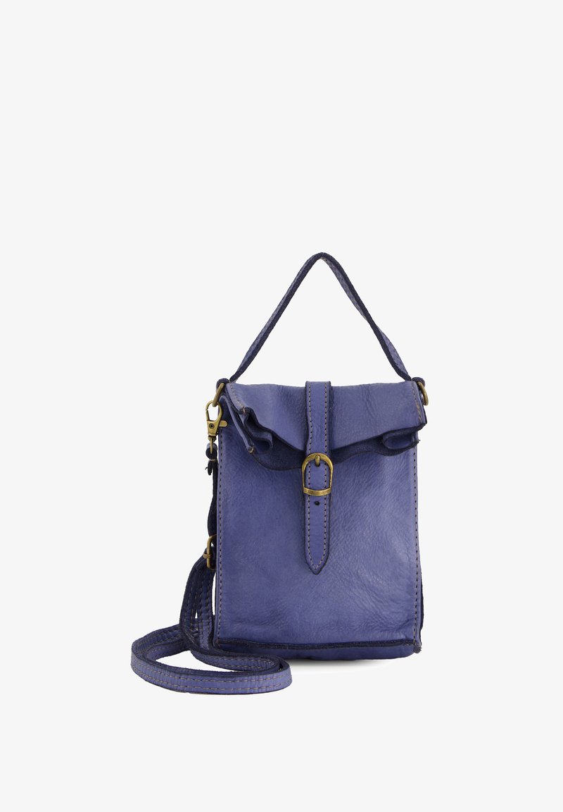 Blaues Lederhandtasche mit einem Klappverschluss und Schnallendetail. Verfügt über einen kurzen Griff und einen langen, geflochtenen Schulterriemen. Rechteckige Form.