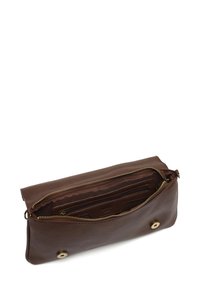 Borsa a busta in pelle marrone con chiusura a zip, scomparti interni e dettagli in ottone tondo. Finitura texturizzata con un design elegante.