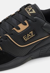 EA7 Emporio Armani BASKET UNISEX - Tenisice - triple black/gold