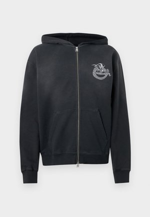 Fekete cipzáras kapucnis pulóver elülső zsebekkel, apró fehér sárkány logóval és "AllSaints" felirattal a bal mellrészen.