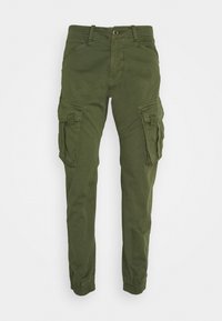 Pantalon cargo vert avec poignets élastiques, multiples poches latérales, fermeture par bouton, et texture de tissu lisse et léger.