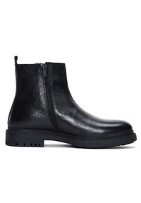 Bottines en cuir noir avec une finition texturée, fermeture à glissière latérale et semelle en caoutchouc épaisse. Présente un design épuré et des accents minimalistes.